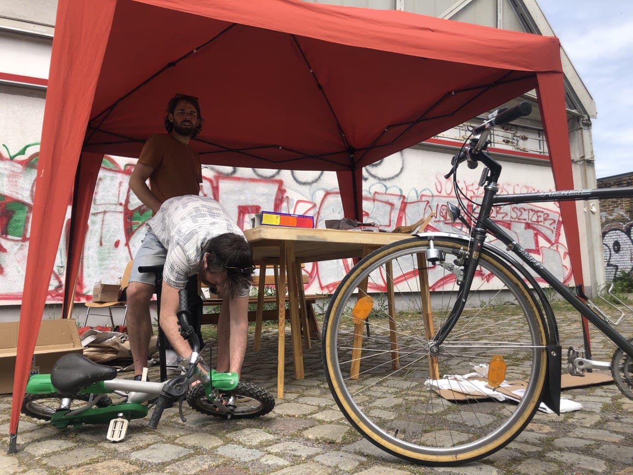 Fahrradreperatur unter einem Zelt