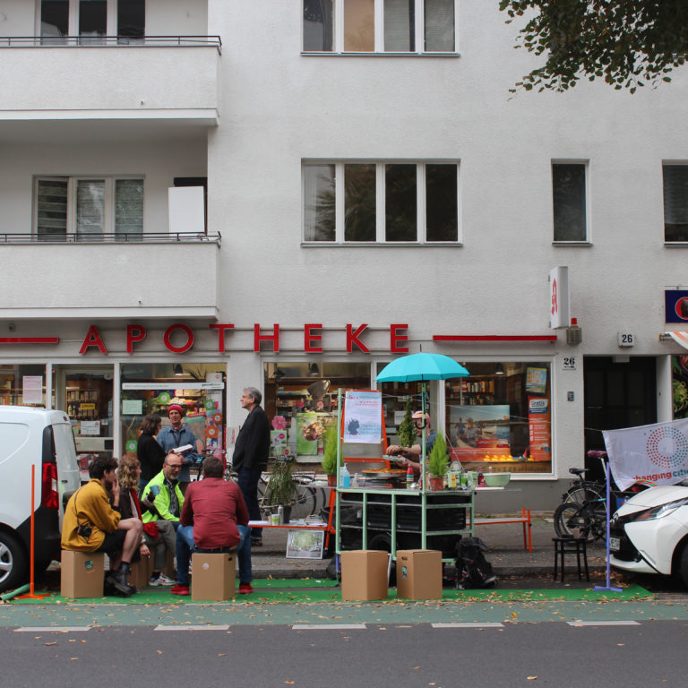 Anhänger auf besetztem Parkplatz